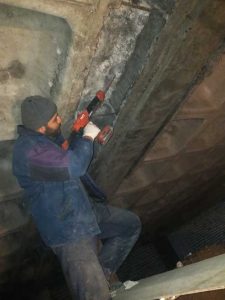 کاشت میلگرد به جهت برطرف نمودن ضعف اجرایی و عدم اتصال صحیح دال به تیرهای اصلی سازه ، تقویت دال بتنی و تیر به جهت انتقال صحیح نیروهای دال به تیر بتنی