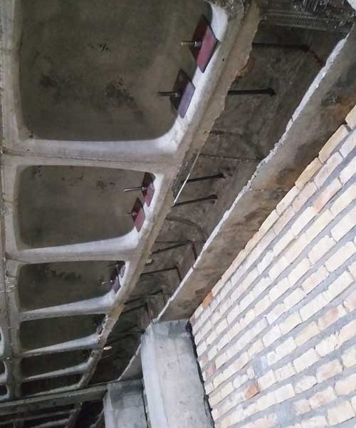 کاشت میلگرد به جهت برطرف نمودن ضعف اجرایی و عدم اتصال صحیح دال به تیرهای اصلی سازه ، تقویت دال بتنی و تیر به جهت انتقال صحیح نیروهای دال به تیر بتنی