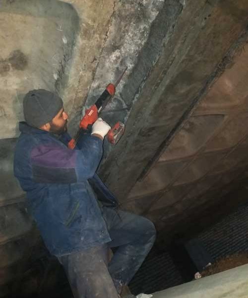 کاشت میلگرد به جهت برطرف نمودن ضعف اجرایی و عدم اتصال صحیح دال به تیرهای اصلی سازه ، تقویت دال بتنی و تیر به جهت انتقال صحیح نیروهای دال به تیر بتنی