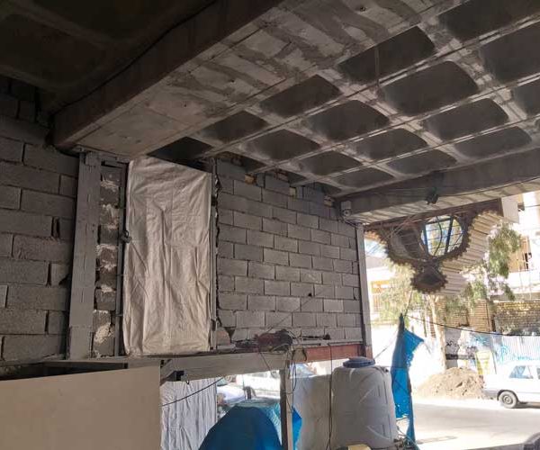 بروز ترک های خمشی در تیر بتنی به علل مختلف از جمله بار بیش از حد، ضعف در طراحی و اجرای ، دهانه بلند 15 متری